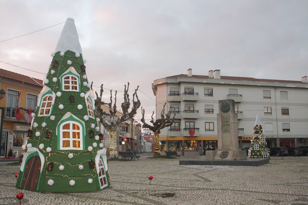 COLETIVIDADES MURTOSEIRAS DECORAM ESPAÇO PÚBLICO COM MOTIVOS NATALÍCIOS