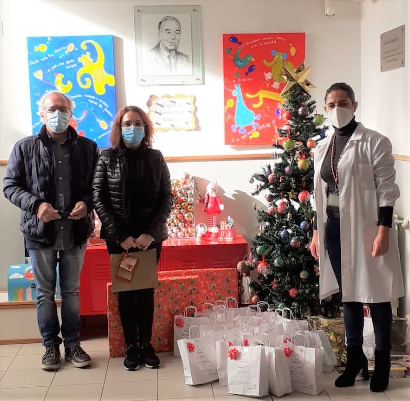 Entrega de lembranças na Casa da Criança