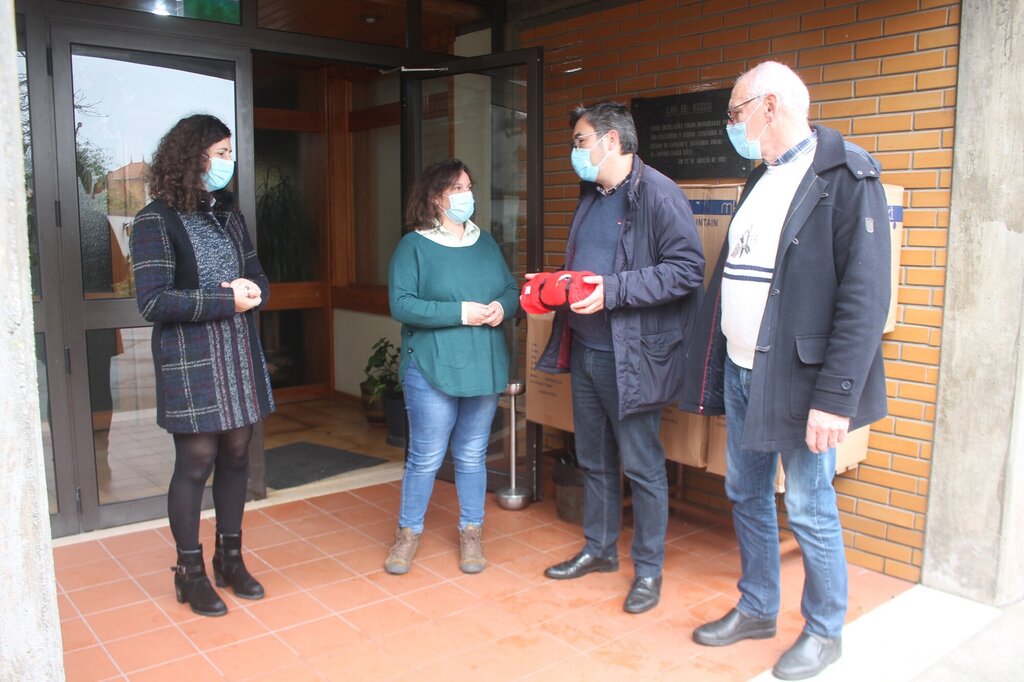 MUNICÍPIO OFERECE PRENDA AOS IDOSOS DAS INSTITUIÇÕES LOCAIS