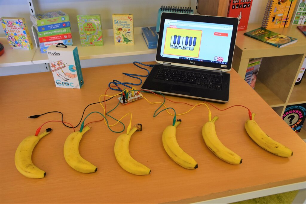 Bananas tocam música no Laboratório de Programação e Robótica 