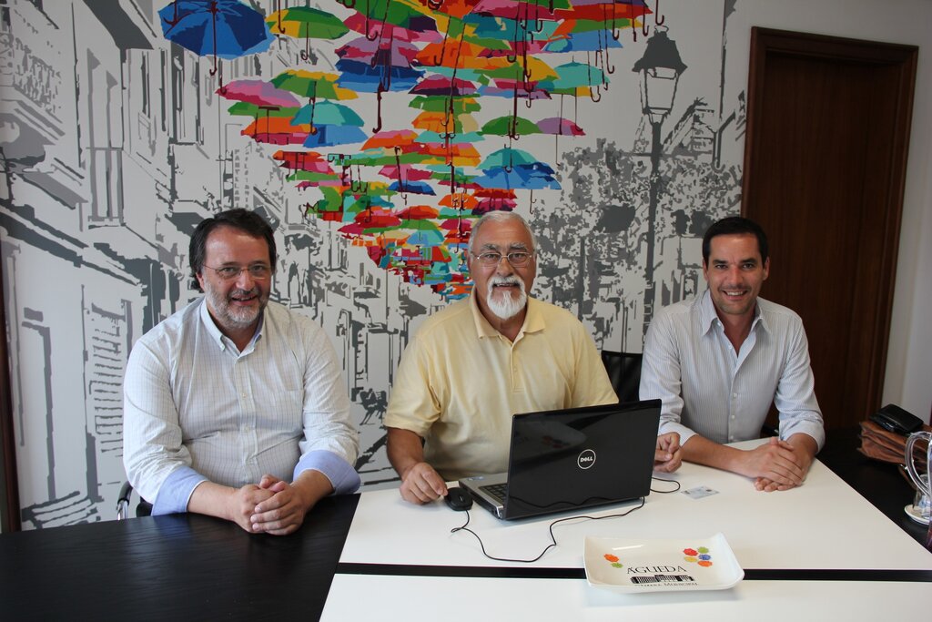 Câmara assina contrato-programa para construção de bancadas no campo da Canada