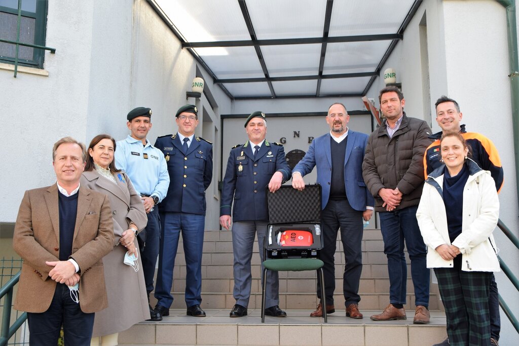Município entrega desfibrilhador à GNR