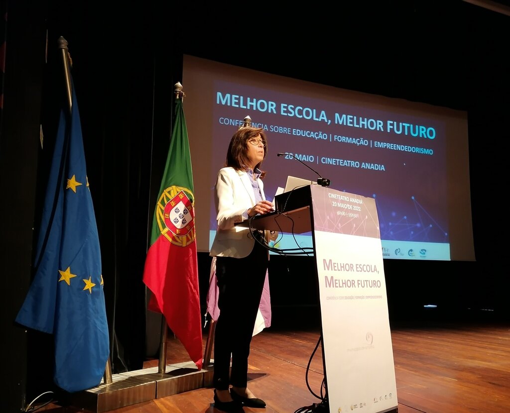 "É fundamental repensar o presente da educação"