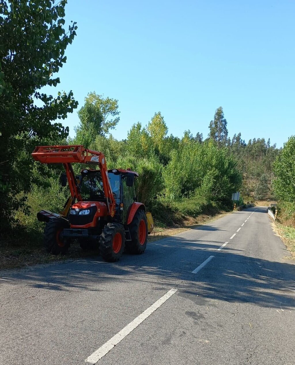 Autarquia procede a trabalhos de limpeza na zona do pontão - Tabuaço
